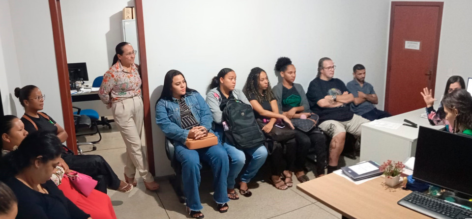 Estudantes durante visita técnica na Delegacia Especializada em Atendimento à Mulher e Vulneráveis (Deam) (Foto: Divulgação)